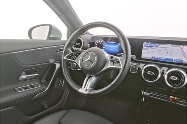 Mercedes-Benz A-KLASSE 250 e Plug-In Hybride Ledkoplampen | Stoelverwarming | Parkeerpakket met achteruitrijcamera | Dodehoekassistent. Inclusief 24 maanden Mercedes-Benz Certified garantie voor Europa.