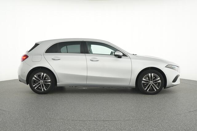 Mercedes-Benz A-KLASSE 250 e Plug-In Hybride Ledkoplampen | Stoelverwarming | Parkeerpakket met achteruitrijcamera | Dodehoekassistent. Inclusief 24 maanden Mercedes-Benz Certified garantie voor Europa.