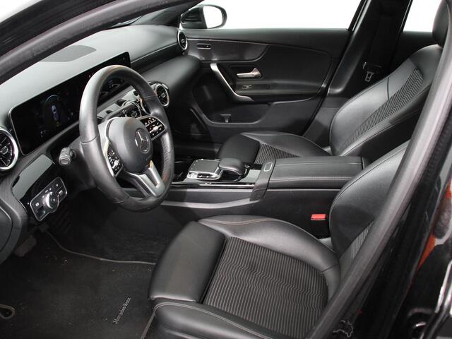 Mercedes-Benz A-KLASSE 200 163pk Automaat Advantage Proressive Style Navigatie Virtual Cockpit Climate control Half leder Camera Parkeer Sensoren Lichtmetalen Velgen Cruise Control Stoelverwarming