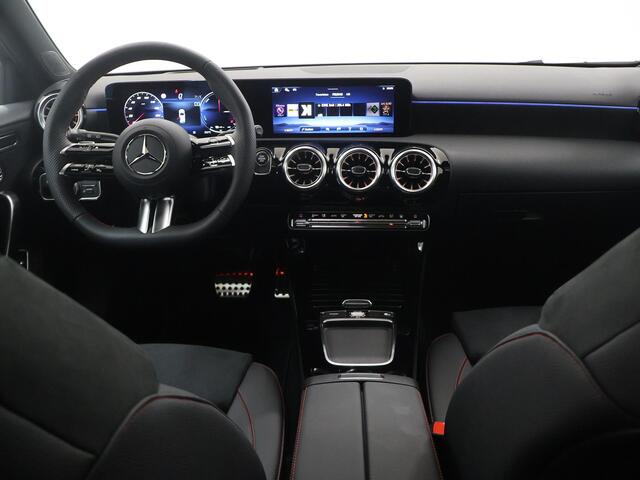 Mercedes-Benz A-KLASSE 250e Business Solution AMG | Panoramaschuifdak | Premium Plus | Head-up display | Dodehoekassistent |