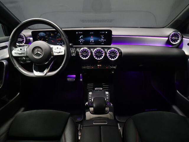 Mercedes-Benz A-KLASSE 180 AMG Sport [SCHUIFKANTELDAK, SFEERVERLICHTING, APPLE CARPLAY, ANDROID, SPORTSTOELEN, STOELVERWARMING, CAMERA, PDC V+A, CRUISE, CLIMATE, NIEUWSTAAT]