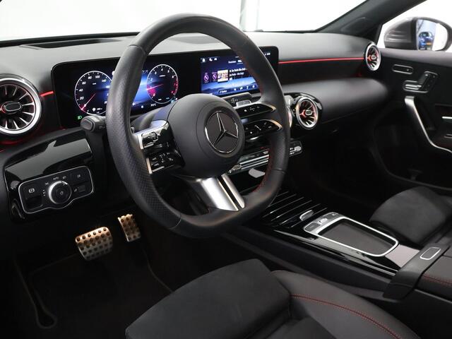 Mercedes-Benz A-KLASSE 180 Star Edition AMG Line LIMITED | Panoramaschuifdak | Head-up display | Multibeam LED | Elektrisch voorstoelen met geheugen