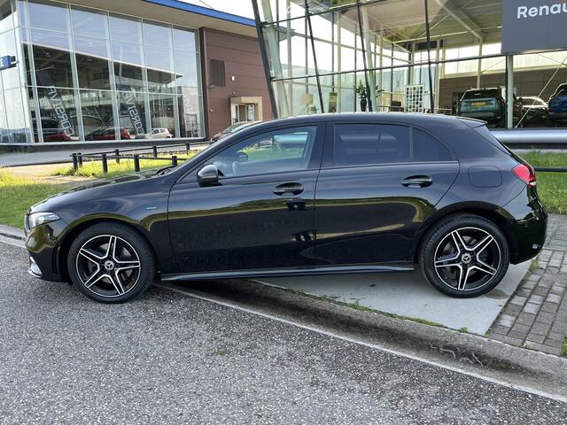Mercedes-Benz A-KLASSE 250 e Premium Plus AMG Leder bekleding Breedbeeld