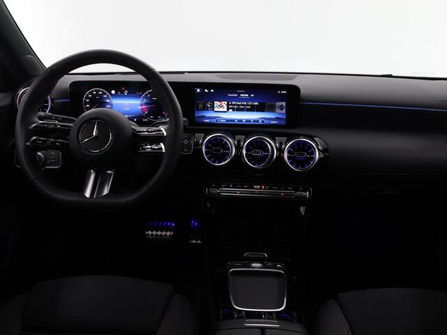 Mercedes-Benz A-KLASSE 180 Business Solution AMG | Premium Plus | Panoramadak | HUD | Stoelverwarming | Parkeercamera | Multibeam LED | Keyless Entry/Go | Apple Carplay/Android Auto |