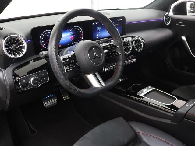 Mercedes-Benz A-KLASSE 180 Business Solution AMG | Night | Panoramadak | Multibeam | Widescreen | Achteruitrijcamera | Sfeerverlichting | Stoelverwarming |