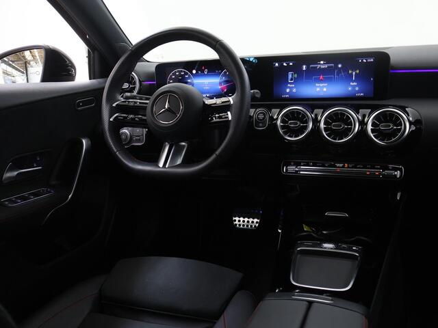 Mercedes-Benz A-KLASSE 180 Business Solution AMG | Night | Panoramadak | Multibeam | Widescreen | Achteruitrijcamera | Sfeerverlichting | Stoelverwarming |