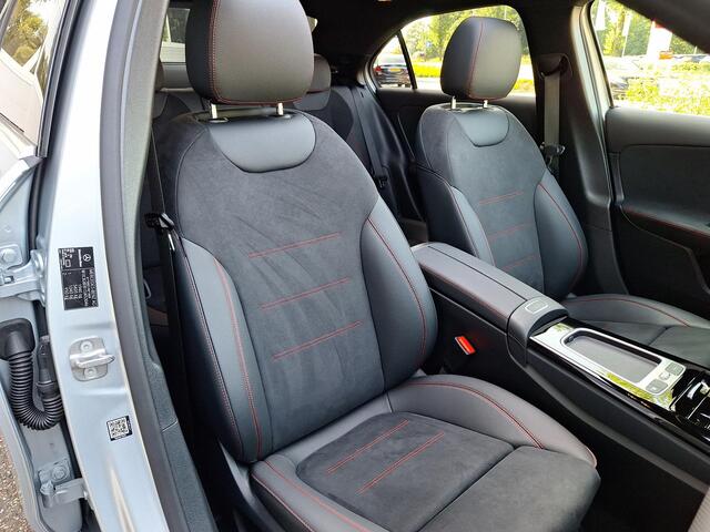 Mercedes-Benz A-KLASSE 180 Star Edition AMG Line | Panoramadak | Burmester | Achteruitrijcamera | Memory Pakket | Sfeerverlichting | Stoelverwarming | Multibeam LED | Dodehoekassistentie | Keyless-GO