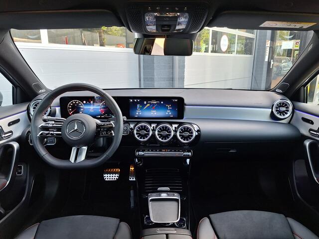 Mercedes-Benz A-KLASSE 180 Star Edition AMG Line | Panoramadak | Burmester | Achteruitrijcamera | Memory Pakket | Sfeerverlichting | Stoelverwarming | Multibeam LED | Dodehoekassistentie | Keyless-GO