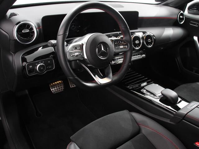 Mercedes-Benz A-KLASSE 200 AMG Line Navigatie Climate Control Camera Virtual Cockpit Led Stoelverwarming Cruise control Parkeersensoren