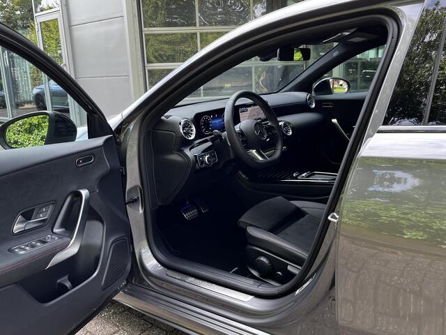 Mercedes-Benz A-KLASSE 180 Star Edition AMG | Night Pakket | Apple CarPlay | Android Auto | Sfeerverlichting | Stoelverwarming | Parkeersensoren | Achteruitrijcamera | Elektrisch Inklapbare Buitenspiegels