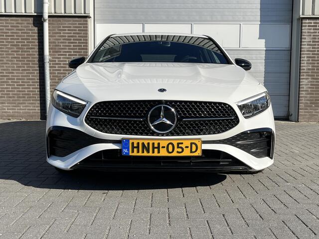 Mercedes-Benz A-KLASSE 180 Star Edition AMG | Night Pakket | Dodehoekassistent | Donkergetint Glas Achter | Sfeerverlichting | Stoelverwarming | Parkeersensoren | Achteruitrijcamera | Elektrisch Inklapbare Buitenspiegels