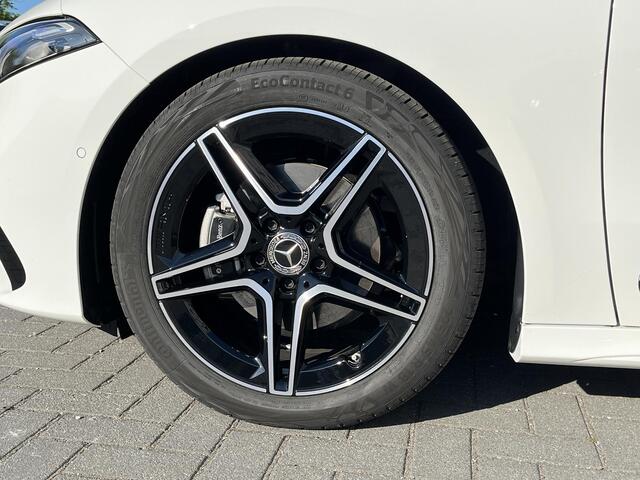 Mercedes-Benz A-KLASSE 180 Star Edition AMG | Night Pakket | Dodehoekassistent | Donkergetint Glas Achter | Sfeerverlichting | Stoelverwarming | Parkeersensoren | Achteruitrijcamera | Elektrisch Inklapbare Buitenspiegels
