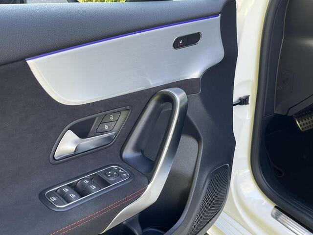 Mercedes-Benz A-KLASSE 180 Star Edition AMG | Night Pakket | Dodehoekassistent | Donkergetint Glas Achter | Sfeerverlichting | Stoelverwarming | Parkeersensoren | Achteruitrijcamera | Elektrisch Inklapbare Buitenspiegels