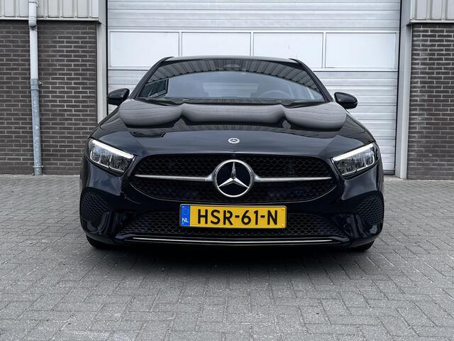 Mercedes-Benz A-KLASSE 180 Star Edition Luxury | Panoramadak | Dodehoekassistent | Donkergetint Glas Achter | Sfeerverlichting | Stoelverwarming | Parkeersensoren | Achteruitrijcamera | Elektrisch Inklapbare Buitenspiegels