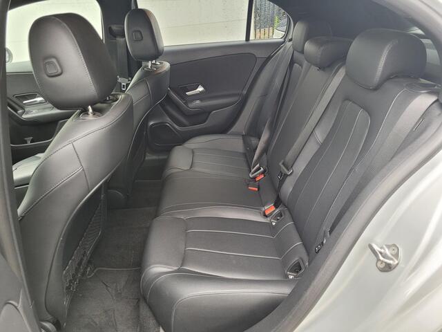 Mercedes-Benz A-KLASSE 180 Business Line | Automaat | Leder | Navigatie | Camera | Stoelverwarming
