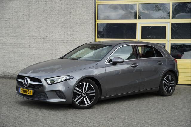 Mercedes-Benz A-KLASSE 160 5drs Luxury Business Solution BJ2021 Lmv 17" | Led V+A | Pdc | Achteruitrijcamera | Navi | Virtual cockpit | Dashboard verlichting | Climate control | Cruise control | Lederen Sportstoelen | Verwarmde voorstoelen | Zwarte hemel | Getint glas