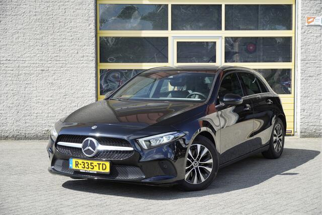 Mercedes-Benz A-KLASSE 180 5drs Business Solution BJ2022 Lmv 16" | Led V+A | Pdc | Achteruitrijcamera | Navi | Climate control | Cruise control | Sportstoelen | Verwarmde voorstoelen | Zwarte hemel | Getint glas