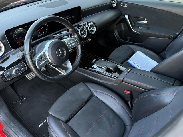 Mercedes-Benz A-KLASSE 200 AMG Pano | Widescreen | Sfeerverlichting | Augmented Reality | 19" AMG | A45 Uitlaat | LED | Night