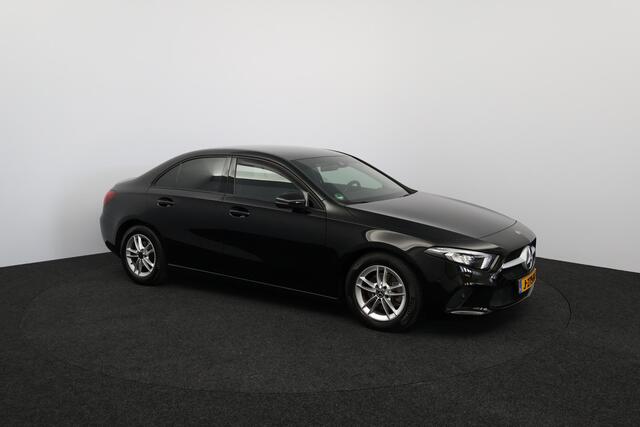 Mercedes-Benz A-KLASSE 180 Business Solution /AUTOMAAT! /LED Koplampen /Camera /DAB+! /Navi /Climat /Cruise /Elek. pakket /Bluetooth /Lane Assist /Regensensor /Extra getint glas /16"LMV /PDC V+A.