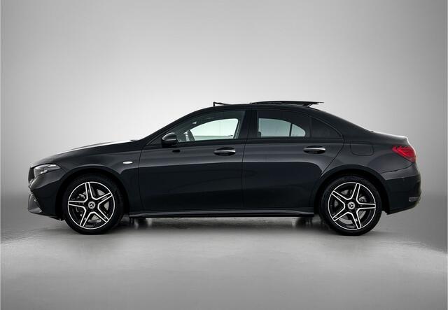Mercedes-Benz A-KLASSE 250 e Business Solution AMG | Trekhaak | Nightpakket | parkeerpakket met achteruitrijcamera | Verwarmde stoelen vooraan | Inclusief 24 maanden Mercedes-Benz Certified garantie voor Europa.