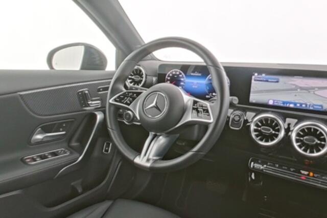 Mercedes-Benz A-KLASSE 250 e Luxury Plug-In Hybride Night Pakket | 18 Inch Velgen | Parkeerpakket met 360°-camera | Memory Voorstoelen | Distronic | Dodehoekassistent. Inclusief 24 maanden Mercedes-Benz Certified garantie voor Europa.