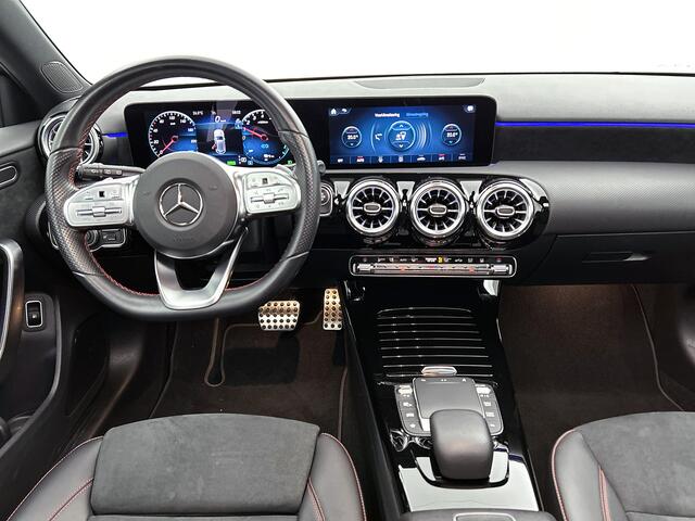 Mercedes-Benz A-KLASSE 250 e AMG Plug-In Hybride | AMG-Line interieur | AMG- Line Exterieur | Achteruitrijcamera | Panorama schuifkanteldak | Sfeerverlichting | Stoelverwarming | navigatie| 24 maanden Certified Mercedes-benz garantie