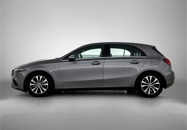 Mercedes-Benz A-KLASSE 180 Star Edition Led Koplampen | Parkeerpakket met achteruitrijcamera | Dodehoekassistent | Elektrisch inklapbare buitenspiegels. Inclusief 24 maanden Mercedes-Benz Certified garantie voor Europa.