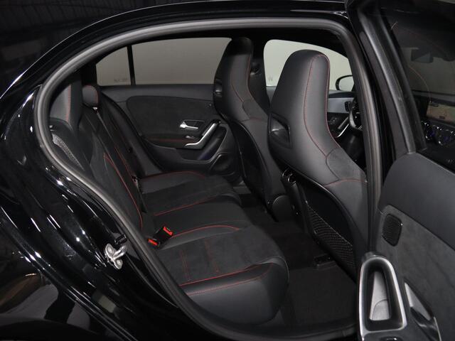 Mercedes-Benz A-KLASSE 180 Business Solution AMG | Panoramaschuifdak | Premium plus | Head-Up | Stoelverwarming | Achteruitrijcamera | MULTIBEAM LED |