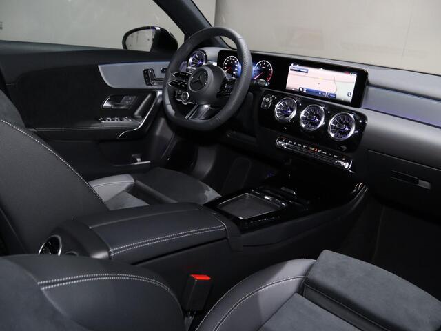 Mercedes-Benz A-KLASSE 180 Business Solution AMG | Panoramaschuifdak | AMG Line Plus pakket | 19"AMG-velgen | Head-up display | Dodehoekassistent |