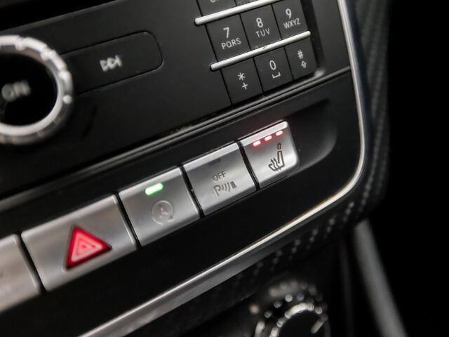 Mercedes-Benz A-KLASSE 180 AMG Night Edition Automaat (NAVIGATIE, LEDER/ALCANTARA, DIAMOND GRILL, STOELVERWARMING, GETINT GLAS, SPORTSTOELEN, CRUISE, LED KOPLAMPEN, NIEUWSTAAT)