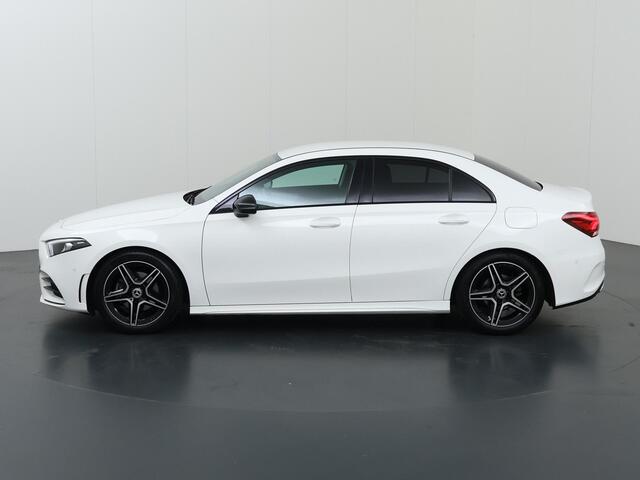 Mercedes-Benz A-KLASSE 180 Business Solution AMG | Night | Widescreen | Stoelverwarming | Achteruitrijcamera | Sfeerverlichting |