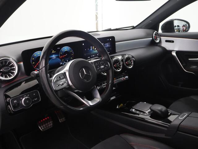 Mercedes-Benz A-KLASSE 180 Business Solution AMG | Night | Widescreen | Stoelverwarming | Achteruitrijcamera | Sfeerverlichting |