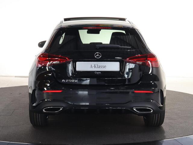 Mercedes-Benz A-KLASSE 250e Business Solution AMG | Panoramaschuifdak | Premium Plus | Head-up display | Dodehoekassistent |