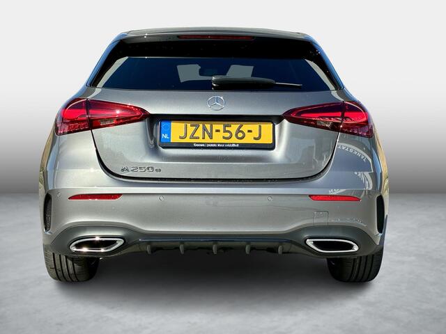 Mercedes-Benz A-KLASSE 250 e Business Solution AMG | Night Pakket | Panoramadak | MULTIBEAM LED Koplampen | Stoelverwarming | Sfeerverlichting | Apple CarPlay | Android Auto