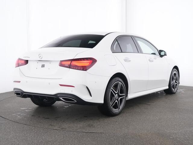 Mercedes-Benz A-KLASSE 250 e AMG plug-In Hybride AMG Line Premium Plus | Burmester® | Panorama Schuif-Kanteldak | Night Pakket | Head-up-Display. Inclusief 24 maanden Mercedes-Benz Certified garantie voor Europa.
