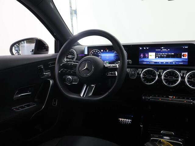 Mercedes-Benz A-KLASSE 250e Business Solution AMG | Panoramaschuifdak | Head-up display | Premium Plus | Stoelverwarming | 360° camera |