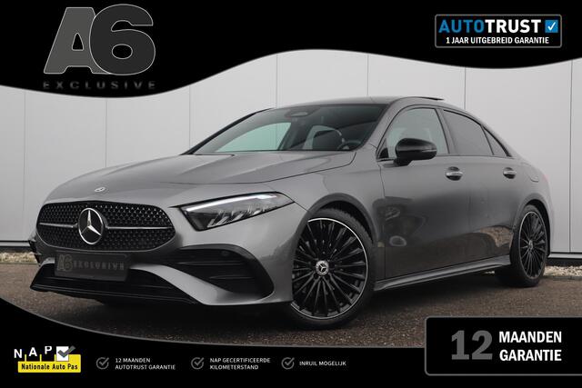 Mercedes-Benz A-KLASSE 180 AMG Line Night Pakket Automaat Panoramadak 19 inch Keyless Sfeerverlichting Burmester Carplay Navigatie Camera Half Leder Stoelverwarming NAP! Dealer onderhouden!
