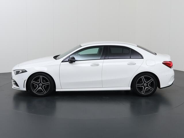 Mercedes-Benz A-KLASSE 180 AMG Line | Night | Widescreen | Stoelverwarming | Achteruitrijcamera | Sfeerverlichting |