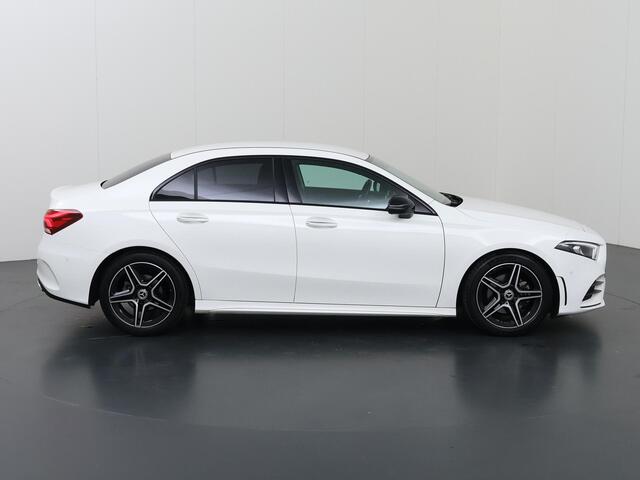 Mercedes-Benz A-KLASSE 180 AMG Line | Night | Widescreen | Stoelverwarming | Achteruitrijcamera | Sfeerverlichting |