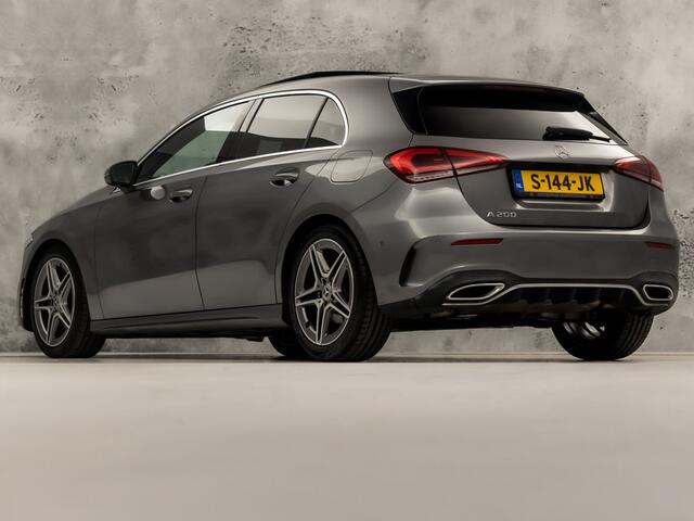 Mercedes-Benz A-KLASSE 200 AMG Sport 163Pk Automaat (PANORAMADAK, GROOT NAVI, SFEERVERLICHTING, CAMERA, STOELVERWARMING, SPORTSTOELEN, GETINT GLAS, LEDER/ALCANTARA, NIEUWSTAAT)