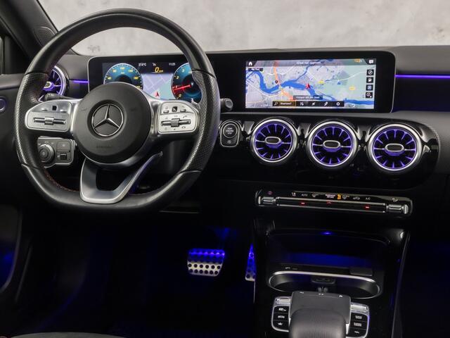 Mercedes-Benz A-KLASSE 200 AMG Sport 163Pk Automaat (PANORAMADAK, GROOT NAVI, SFEERVERLICHTING, CAMERA, STOELVERWARMING, SPORTSTOELEN, GETINT GLAS, LEDER/ALCANTARA, NIEUWSTAAT)