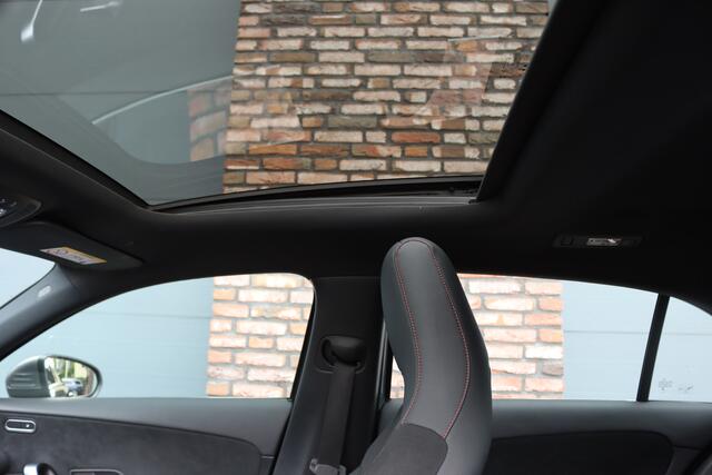 Mercedes-Benz A-KLASSE 250 e AMG Line | Facelift | Panoramadak | Sfeerverlichting | Camera | Zitcomfortpakket | Keyless Go | Stoelverwarming | Widescreen |