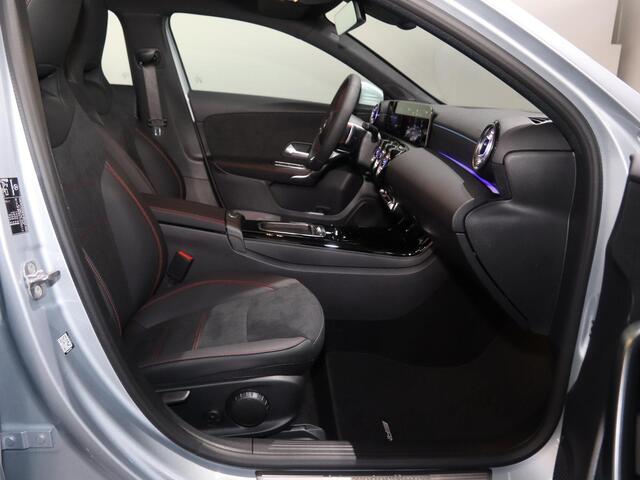 Mercedes-Benz A-KLASSE 180 Business Solution AMG | 30-06-2026 Beschikbaar | Panoramaschuifdak | Achteruitrijcamera | Nightpakket | MULTIBEAM LED | Stoelverwarming |