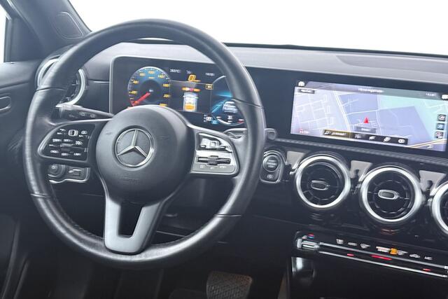 Mercedes-Benz A-KLASSE 200 Business Solution Plus Upgrade (CAMERA, STOELVERWARMING, NAVIGATIE, PARKEERSENSOREN)