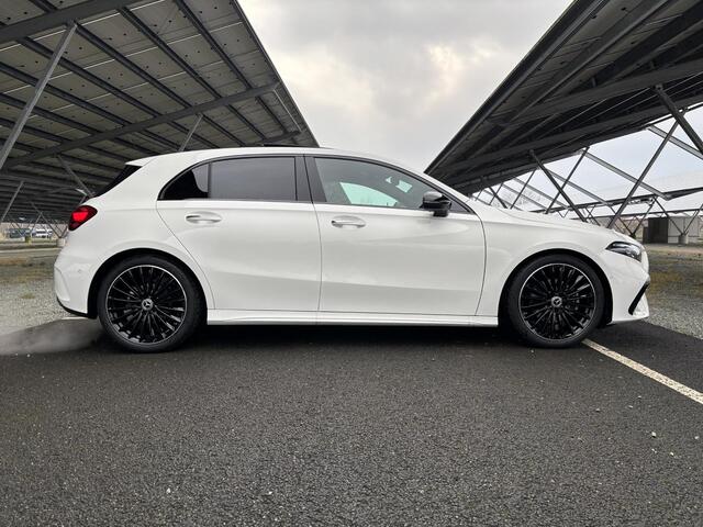 Mercedes-Benz A-KLASSE 180 Star Edition AMG Line | Night | Panoramadak | Multibeam LED | 19 Inch LM velgen | Sfeerverlichting |