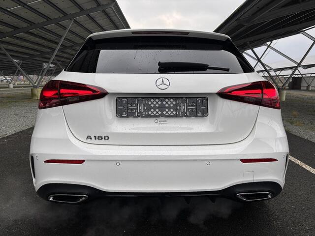 Mercedes-Benz A-KLASSE 180 Star Edition AMG Line | Night | Panoramadak | Multibeam LED | 19 Inch LM velgen | Sfeerverlichting |