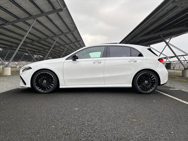 Mercedes-Benz A-KLASSE 180 Star Edition AMG Line | Night | Panoramadak | Multibeam LED | 19 Inch LM velgen | Sfeerverlichting |