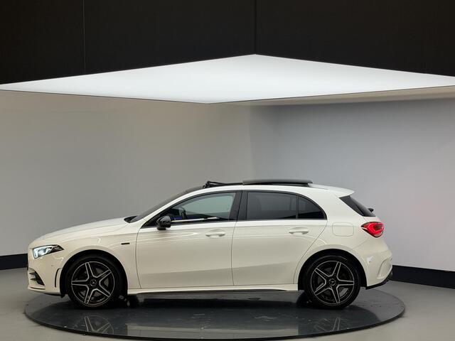 Mercedes-Benz A-KLASSE 250 e Premium | AMG | Panodak | Sfeerverlichting | Carplay | Sportstoelen | December-2020