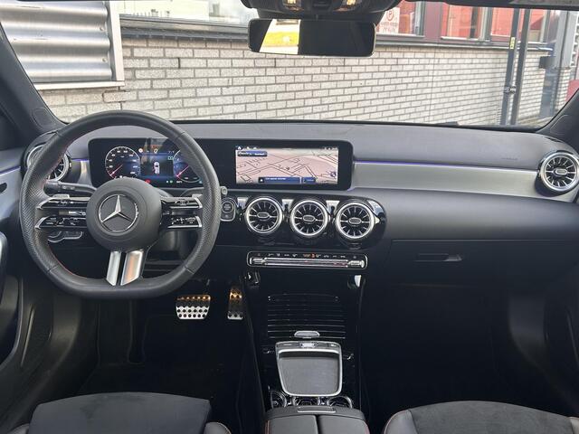 Mercedes-Benz A-KLASSE 180 Star Edition AMG | Panoramadak | Winter Pakket | MULTIBEAM LED Koplampen | Stoelverwarming | Stuurverwarming | Sfeerverlichting | Elektrisch Inklapbare Buitenspiegels | Achteruitrijcamera | Parkeersensoren