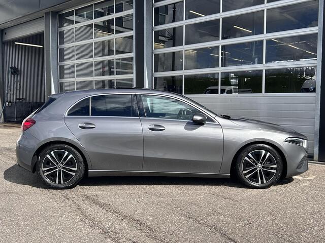 Mercedes-Benz A-KLASSE 180 Star Edition | Panoramadak | Apple CarPlay | Android Auto | Sfeerverlichting | Stoelverwarming | Achteruitrijcamera | Parkeersensoren | Elektrisch Inklapbare Buitenspiegels